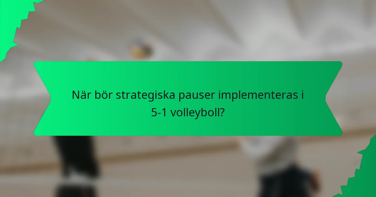 När bör strategiska pauser implementeras i 5-1 volleyboll?